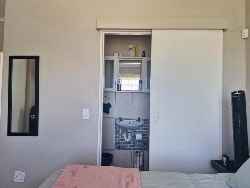 2 Bedroom Property for Sale in Loevenstein Western Cape